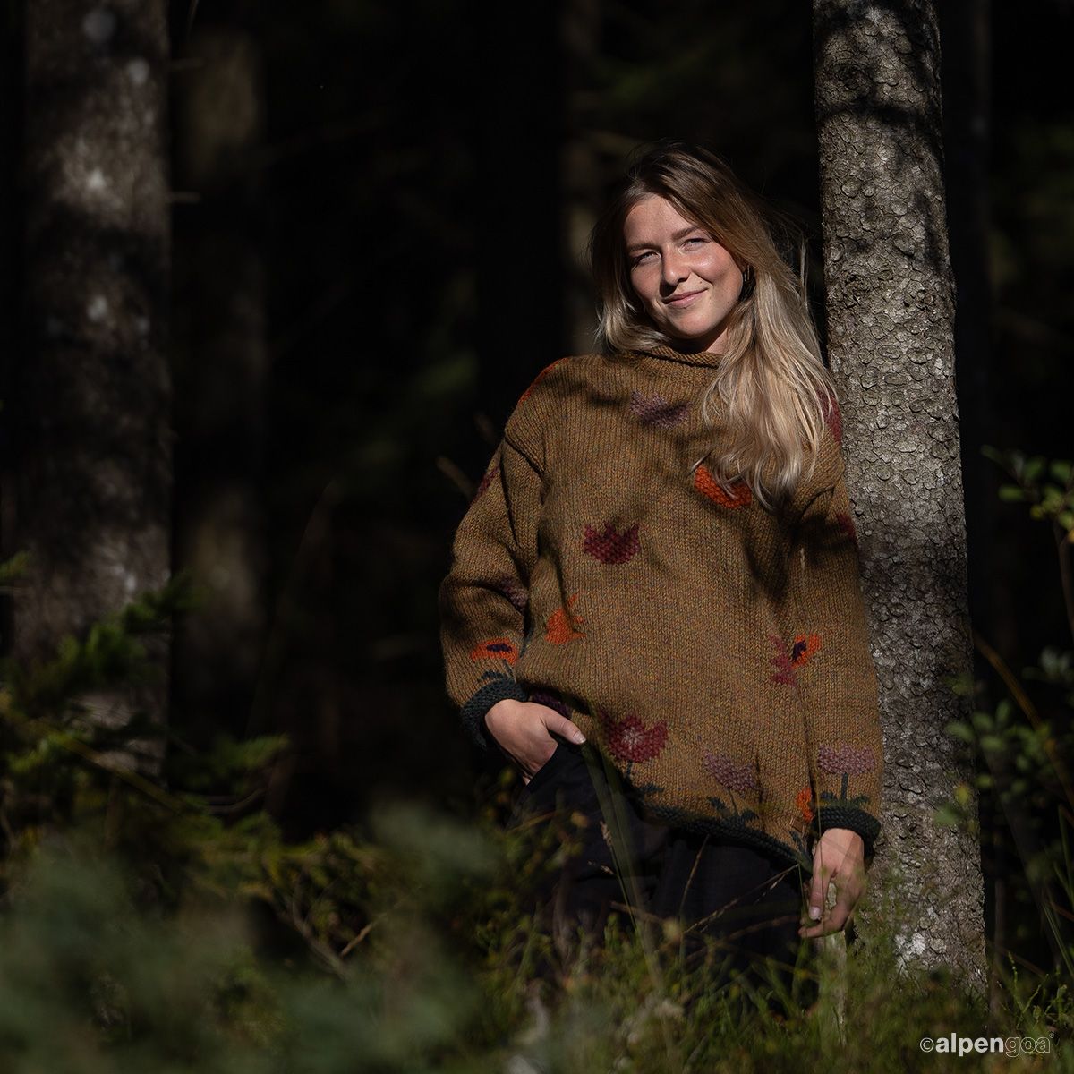 Wollpullover mit Tulpenmotiv Ocker Tragebeispiel im Wald